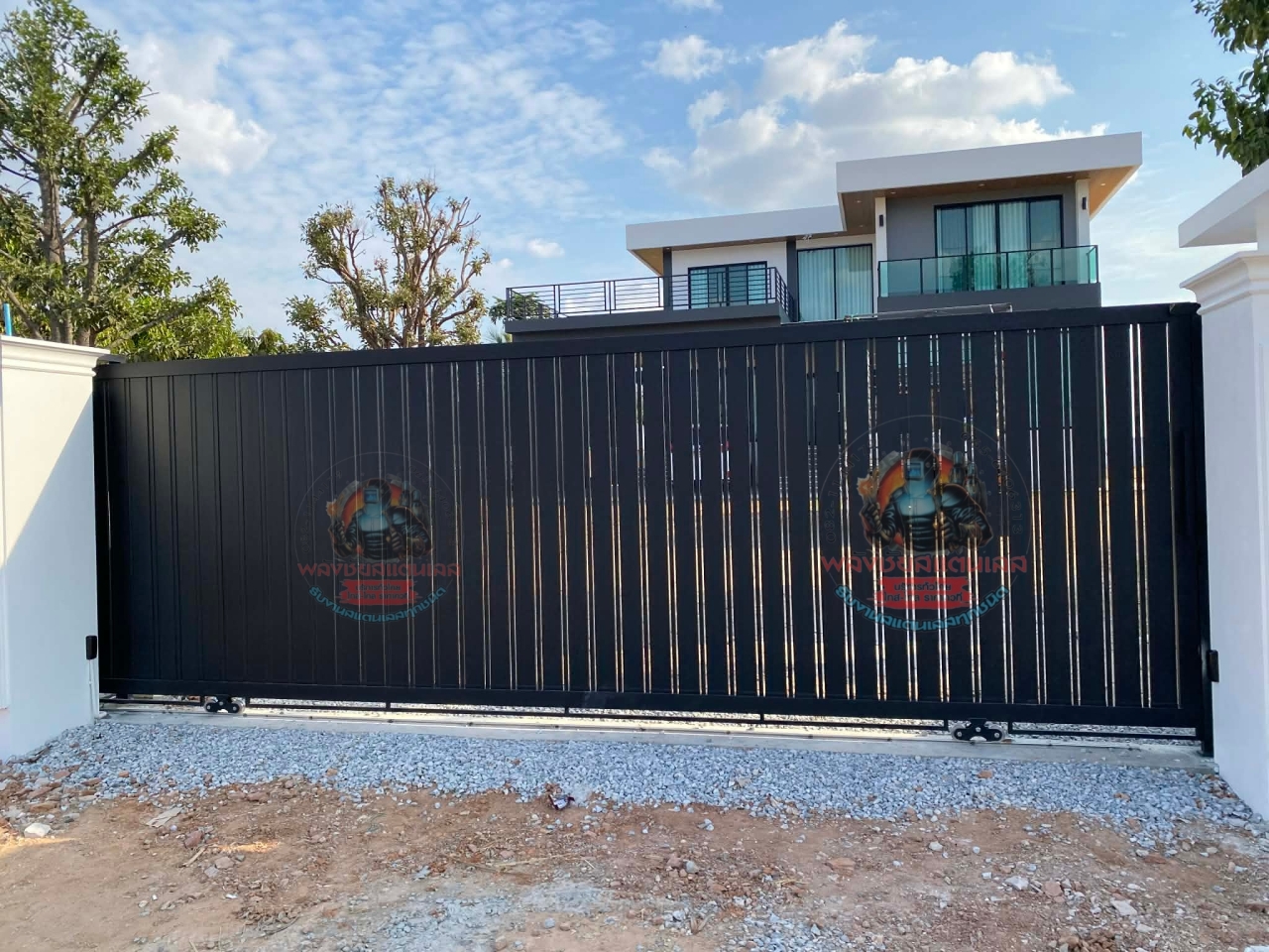 Picsart_26-02-19_21-07-45-364.jpg - ประตูสแตนเลสแท้ เกรด 304 อบPowder Coating สีดำ | https://ห้างหุ้นส่วนจํากัดพลังชัยสแตนเลส.com